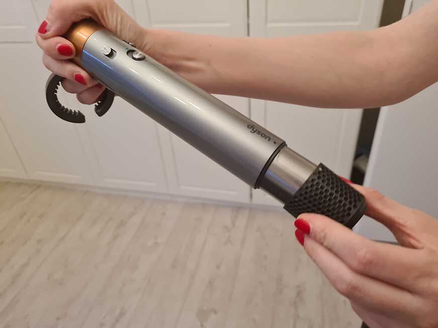 Вы можете видеть, как снимается крышка фильтра Dyson Airwrap. 